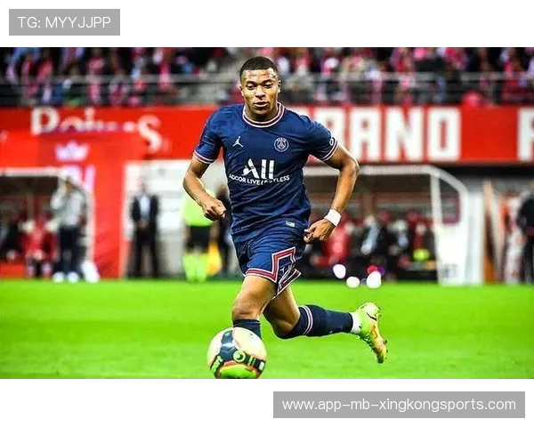 姆巴佩灵巧扣球制造巨大空间